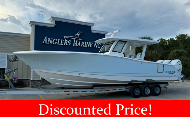 2025 Robalo R360 Ice Blue/White